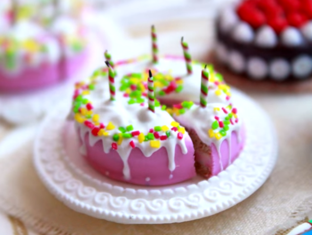 Мініатюрний святковий торт зі свічками